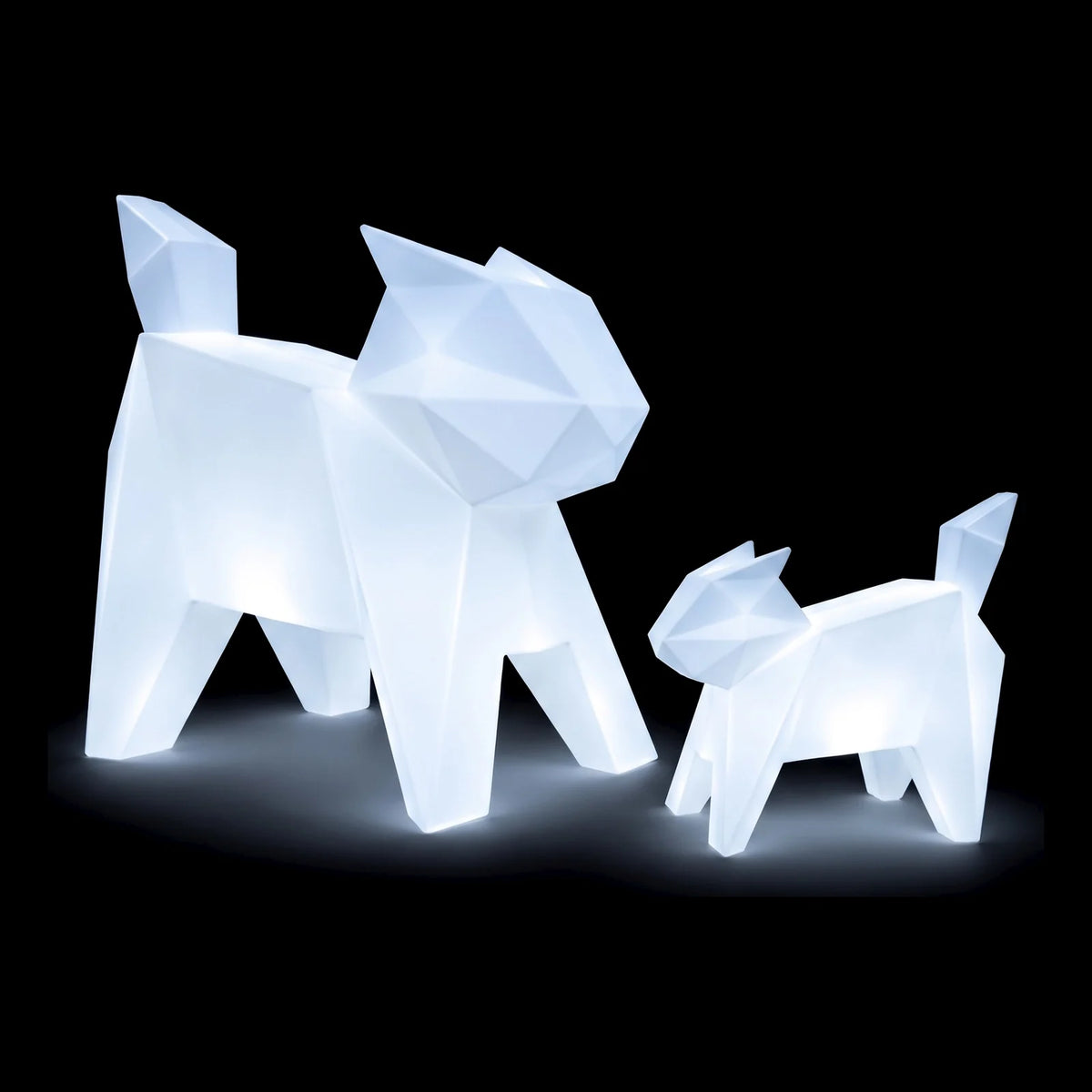 Statues Neko LED Vondom, chat origami en deux tailles, allumées de l'intérieur sur fond noir