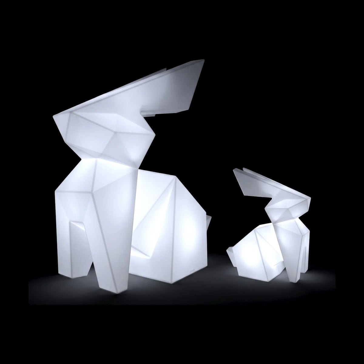 Statues Usagi LED Vondom, lapin origami en deux tailles, allumées de l'intérieur sur fond noir