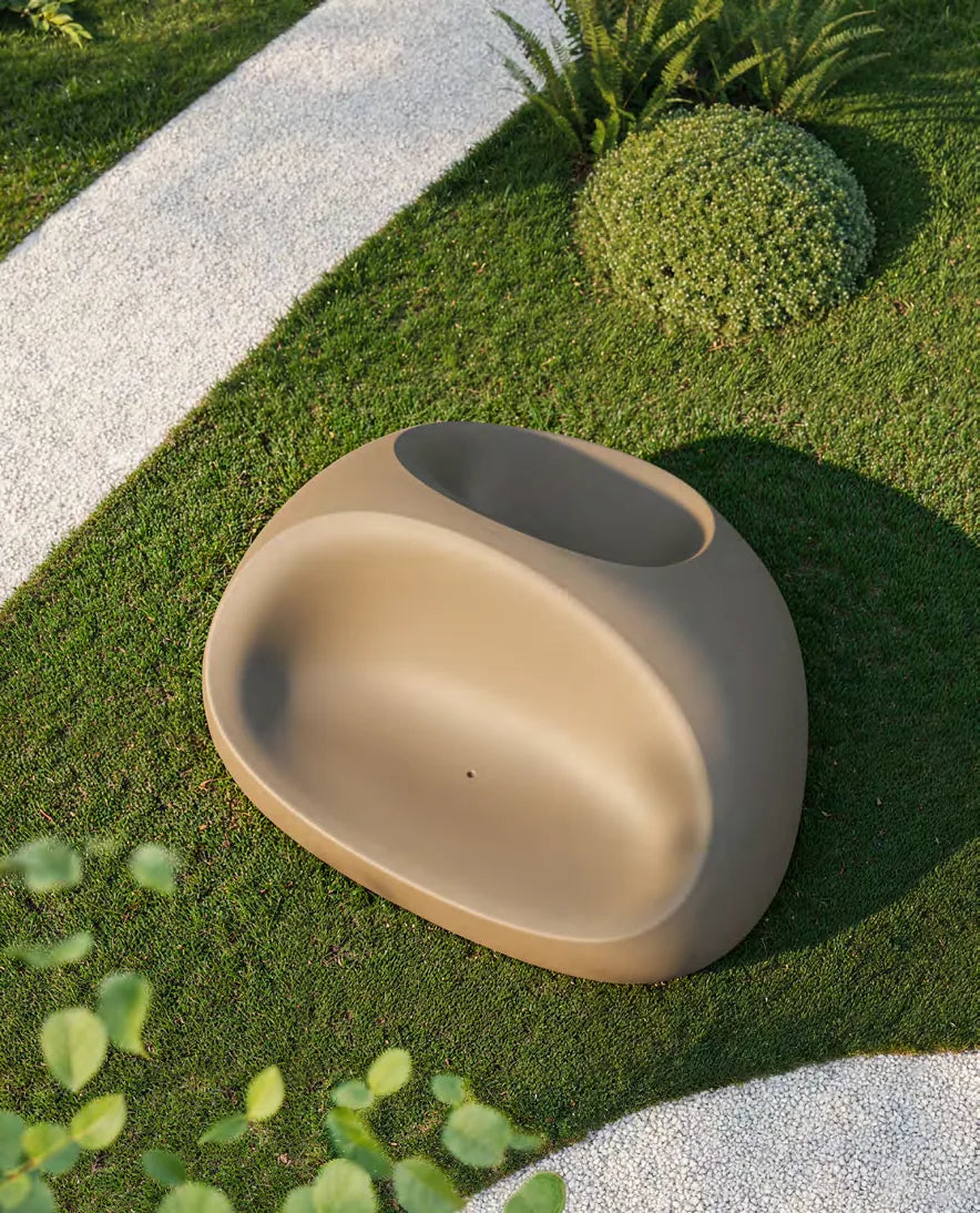 Fauteuil double Stone Vondom taupe vu de dessus dans un jardin