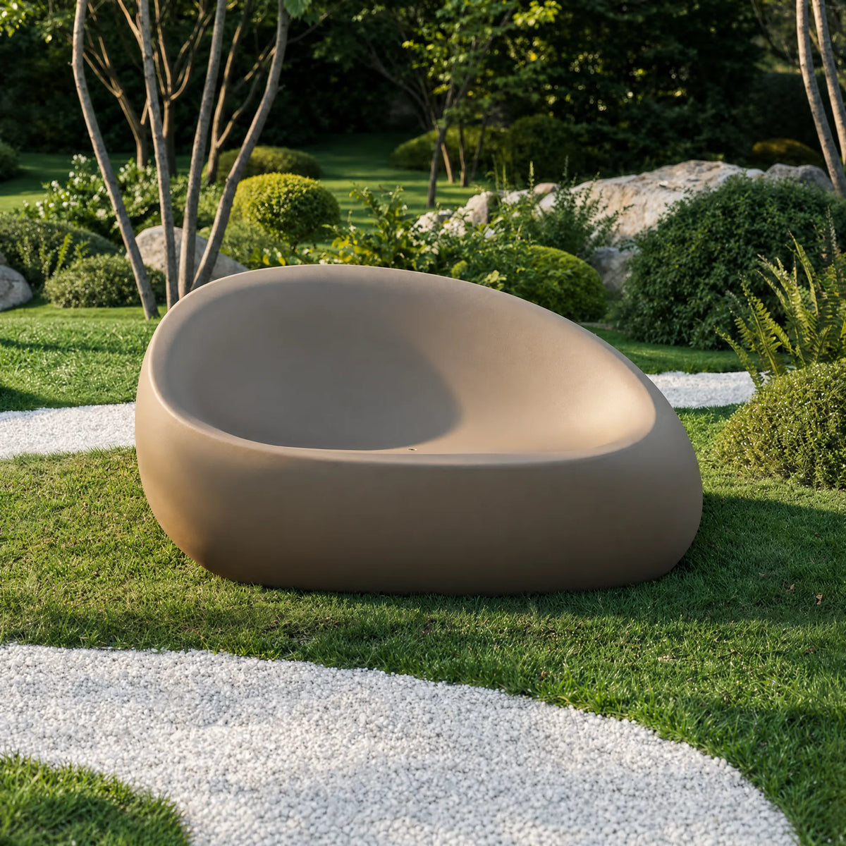 Fauteuil double Stone Vondom taupe vu de face sur une pelouse bordée d'un chemin de gravier blanc