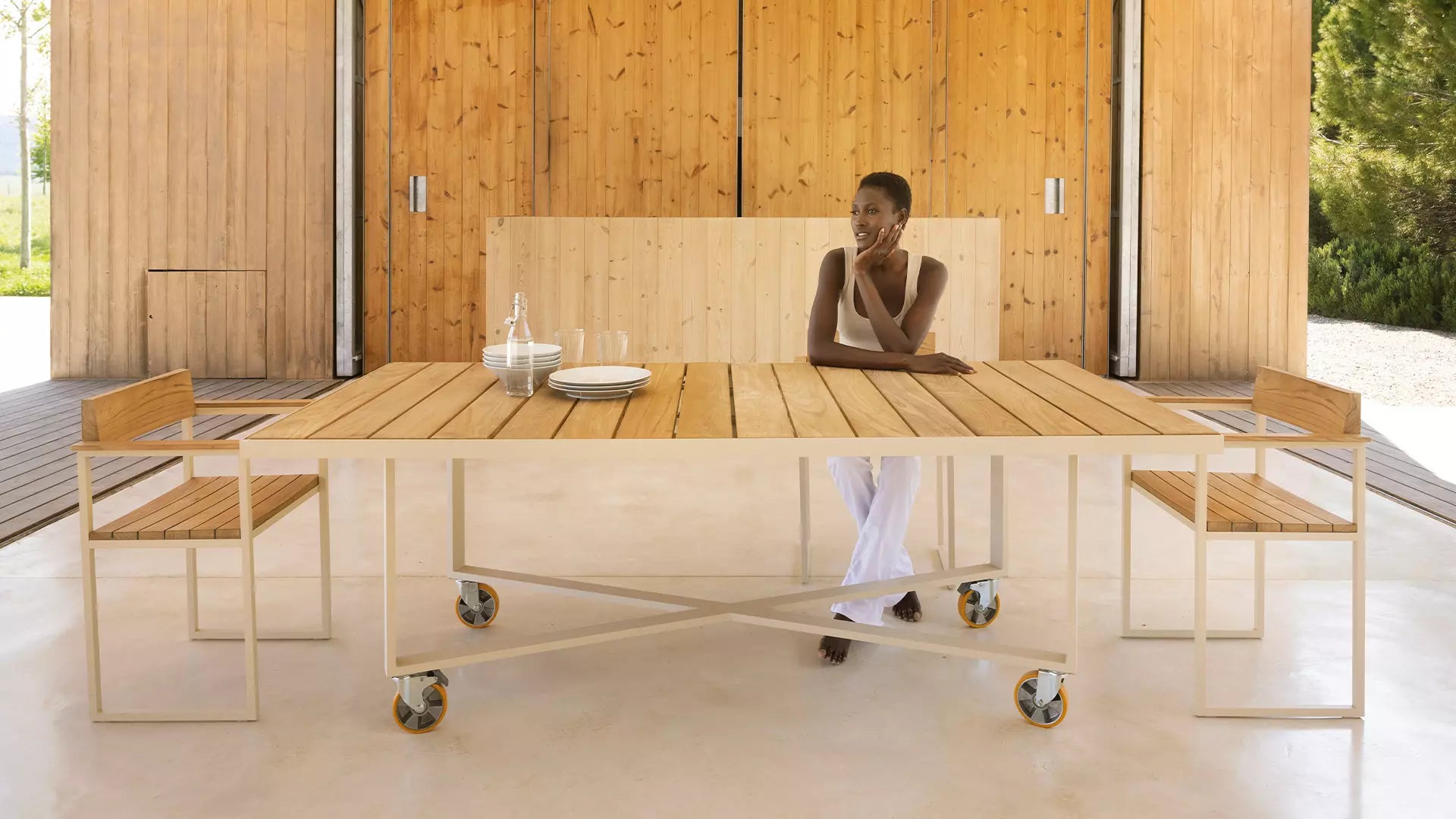 table-avec-roue-bois-de-teck