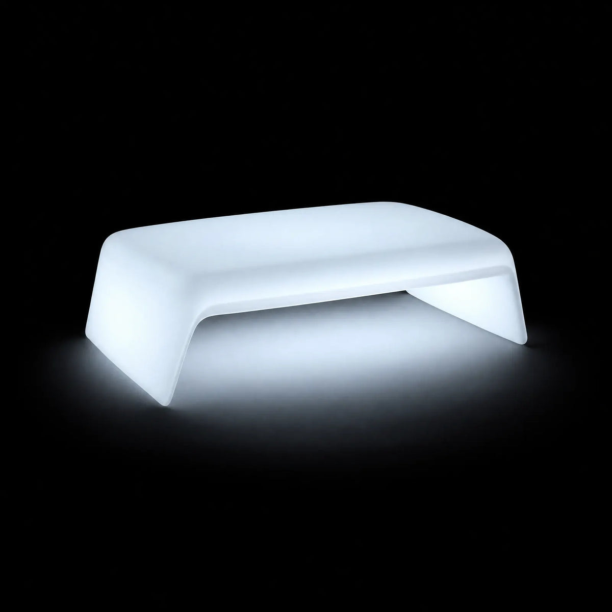 Table Basse - Blow LED Vondom, éclairé de l'intérieur sur fond noir