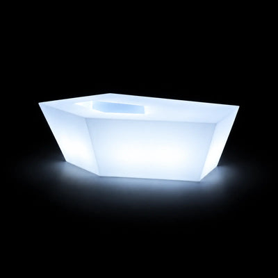 Table Basse Faz LED Vondom, éclairé de l'intérieur sur fond noir