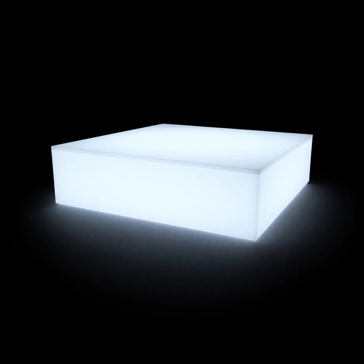 Table basse - Jut Chill LED Vondom, éclairé de l'intérieur sur fond noir, taille 80x80x32 cm