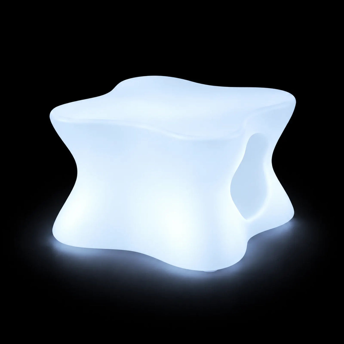 Table Basse Pal LED Vondom, éclairé de l'intérieur sur fond noir