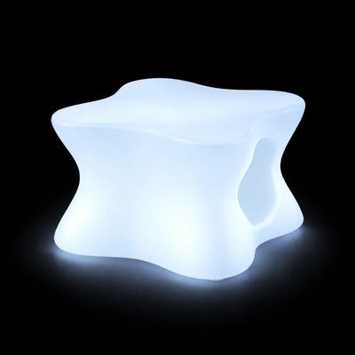 Table Basse Pal LED Vondom, éclairé de l'intérieur sur fond noir
