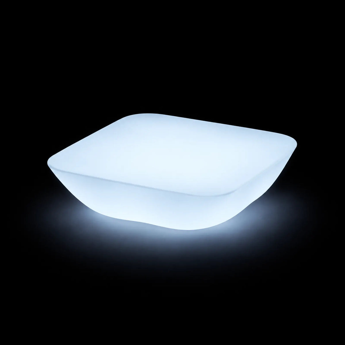 Table Basse Pillow LED Vondom, éclairé de l'intérieur sur fond noir