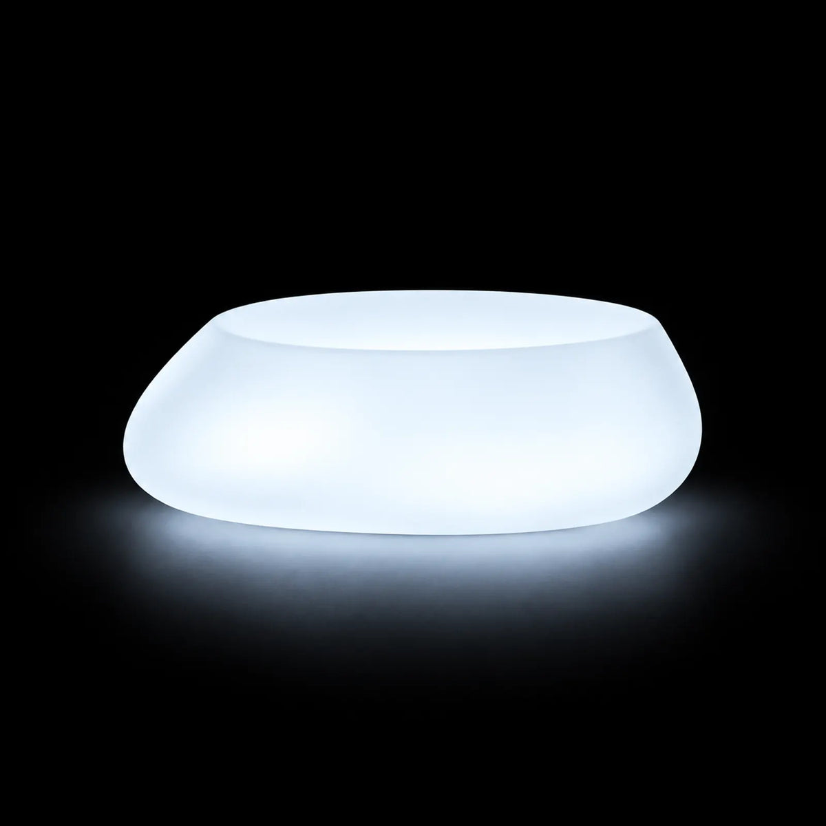 Table Basse Stone LED Vondom, éclairé de l'intérieur sur fond noir