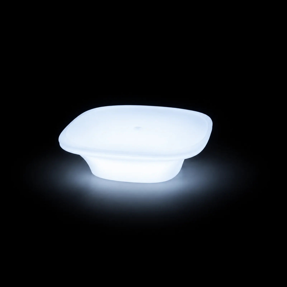 Table Basse UFO LED Vondom, éclairé de l'intérieur sur fond noir