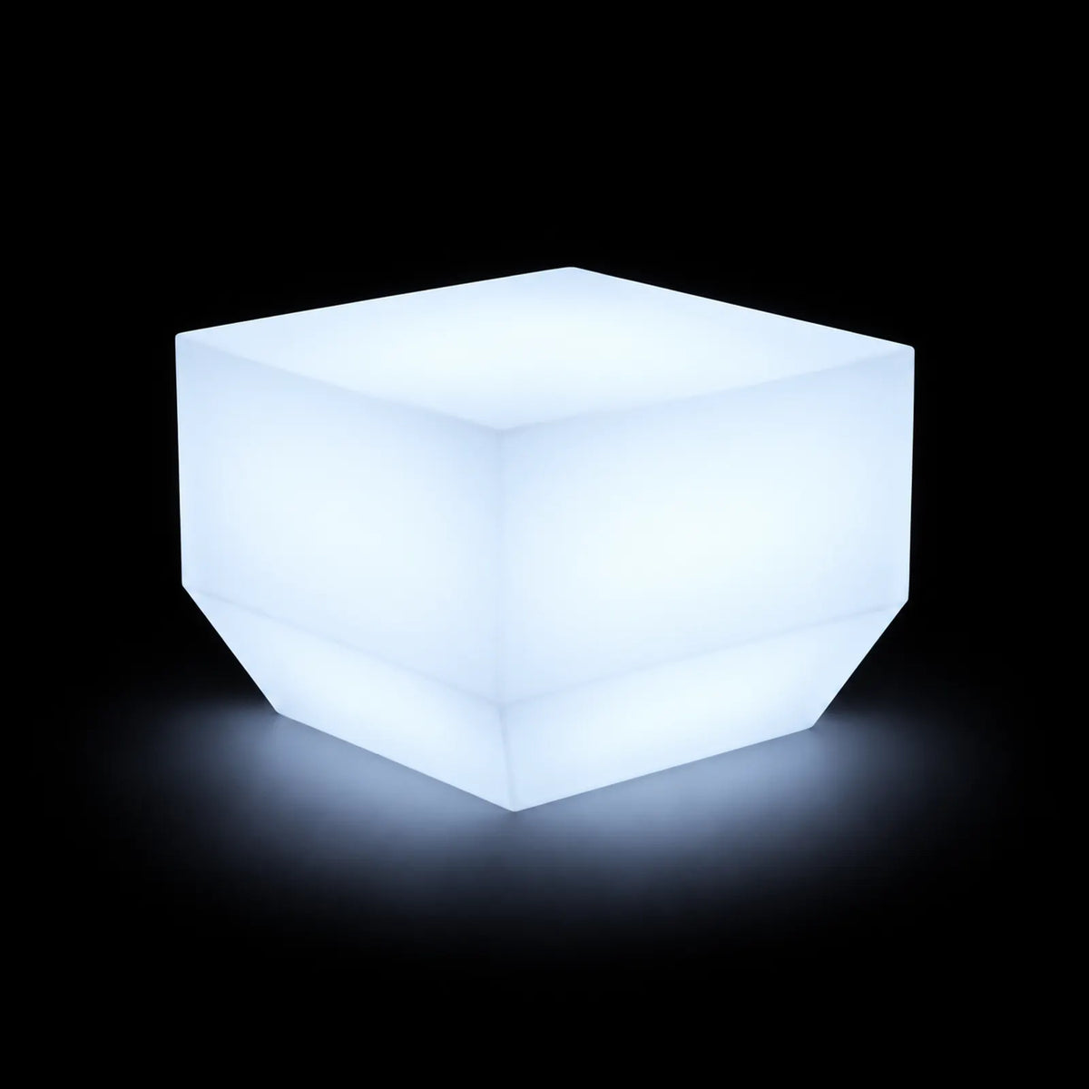 Table Basse Vela LED Vondom, éclairé de l'intérieur sur fond noir, taille 40x40x30 cm