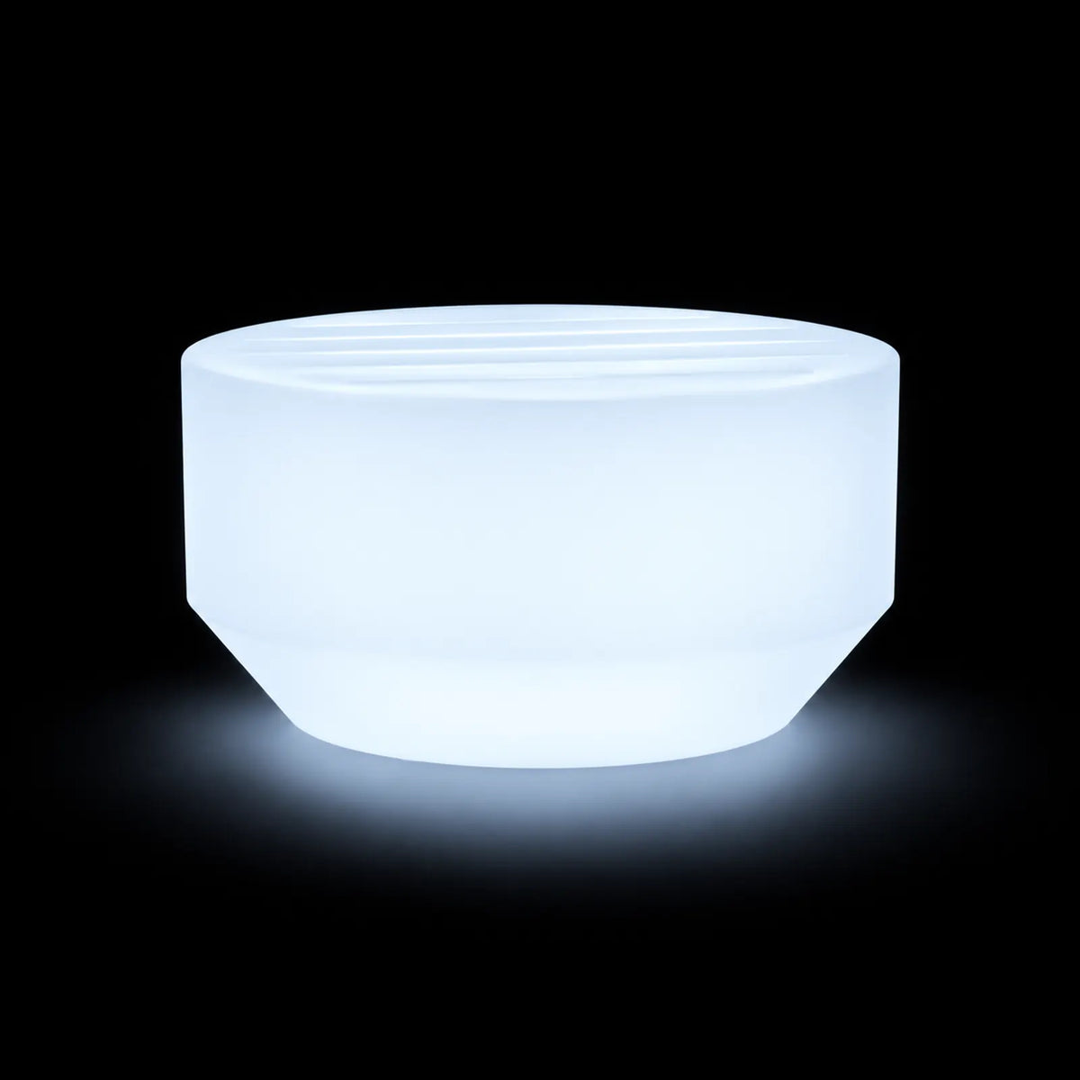 Table Basse Vela LED Vondom, éclairé de l'intérieur sur fond noir, taille Ø60x30 cm