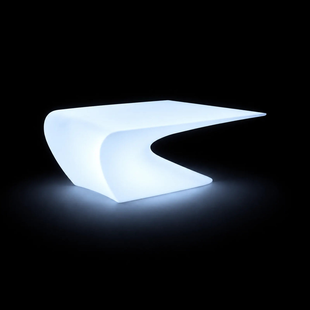 Table Basse Wing LED Vondom, éclairé de l'intérieur sur fond noir