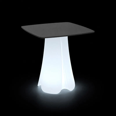 Table de Jardin Pezzettina LED Vondom, éclairé de l'intérieur sur fond noir, taille 70x70x73 cm