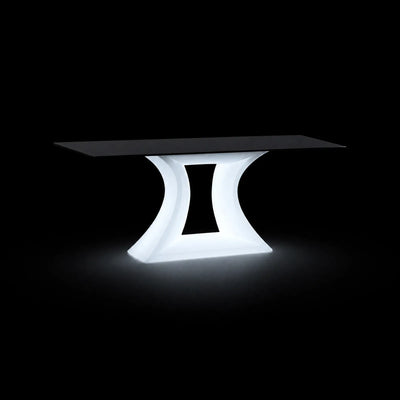 Table de Jardin Rest LED Vondom, éclairé de l'intérieur sur fond noir, taille 200x100x76 cm