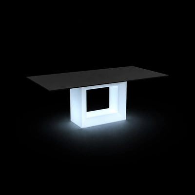 Table de Jardin Vela LED Vondom, éclairé de l'intérieur sur fond noir, taille 200x100x72 cm