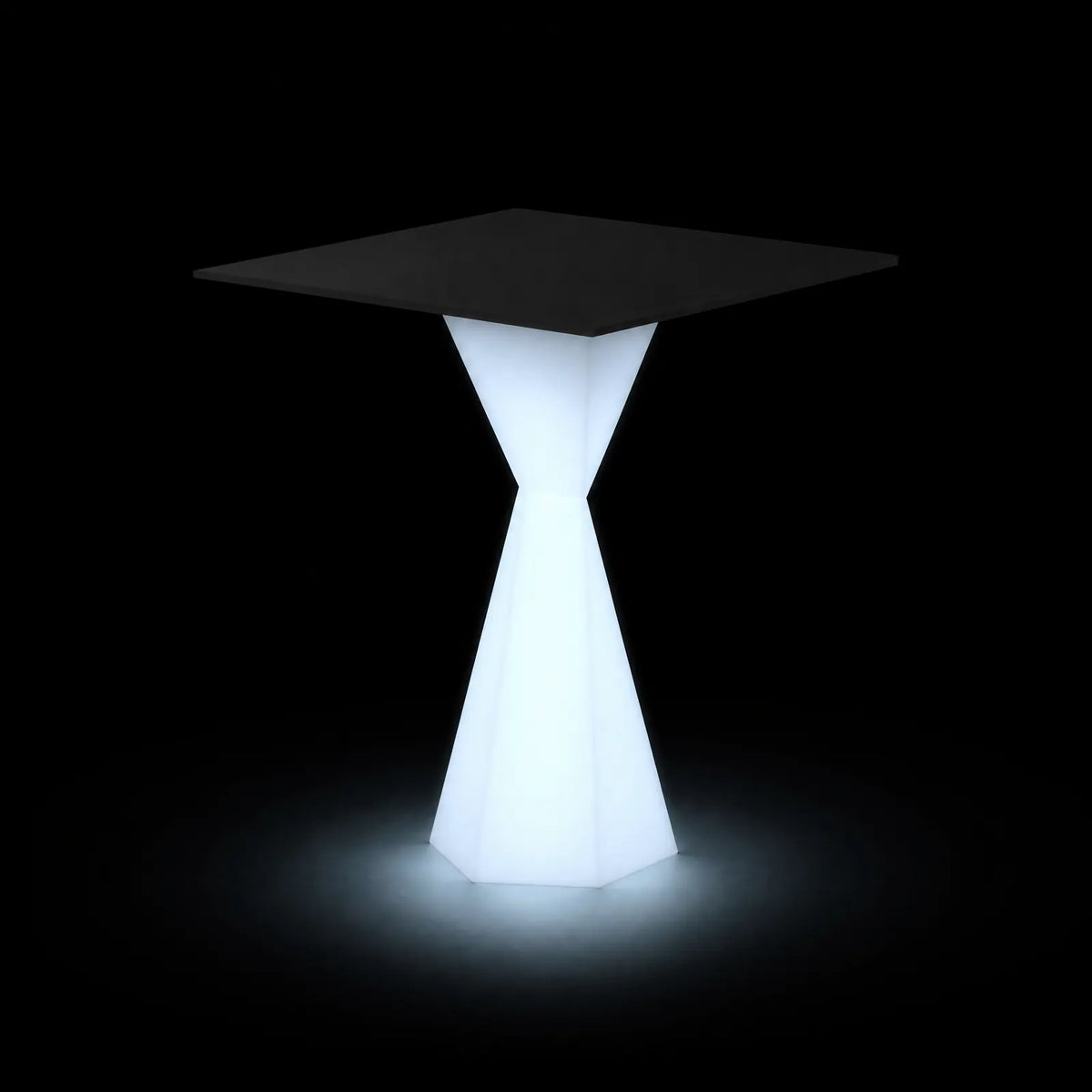 Table de Jardin Vertex Carrée LED Vondom, éclairé de l'intérieur sur fond noir