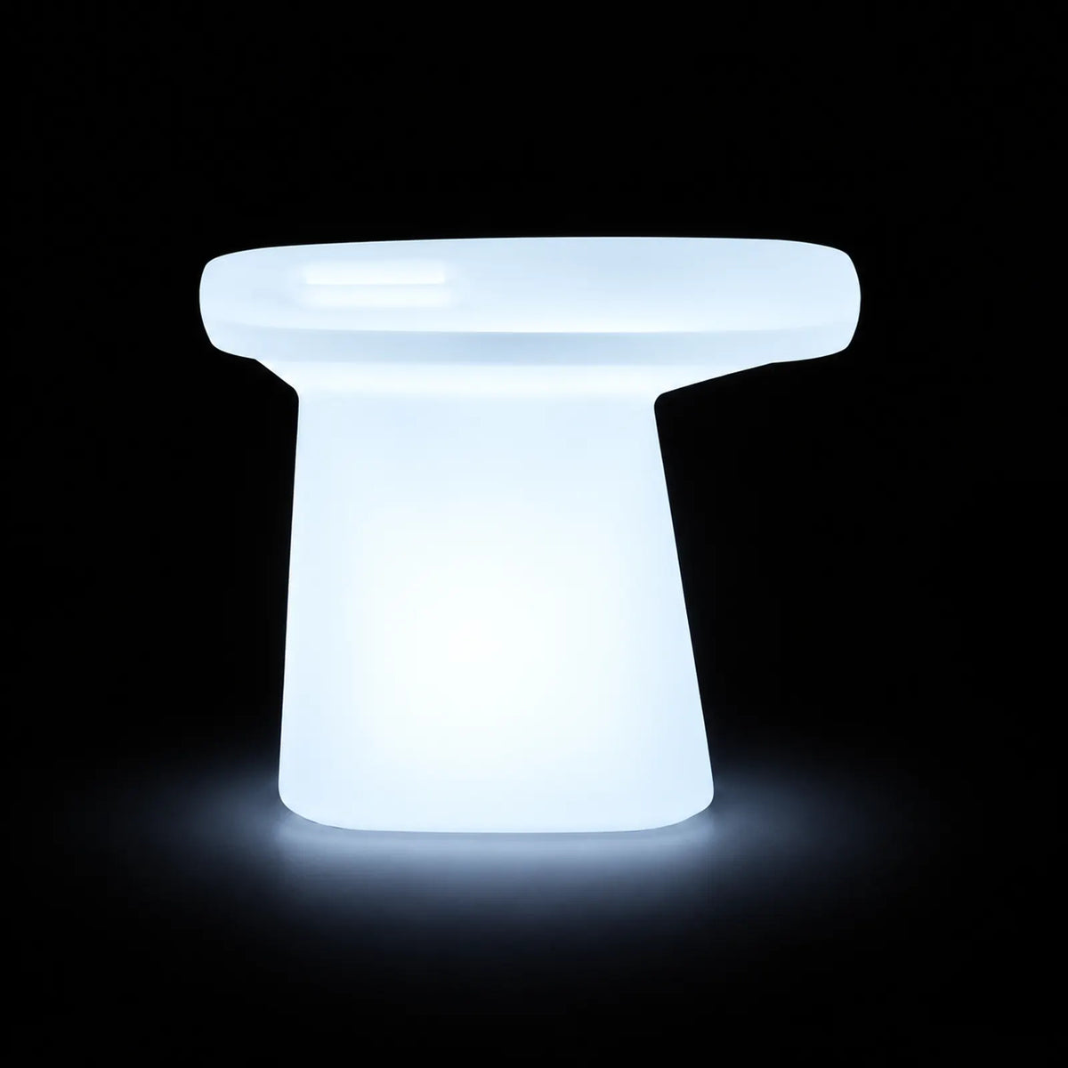 Table Noma LED Vondom, éclairé de l'intérieur sur fond noir