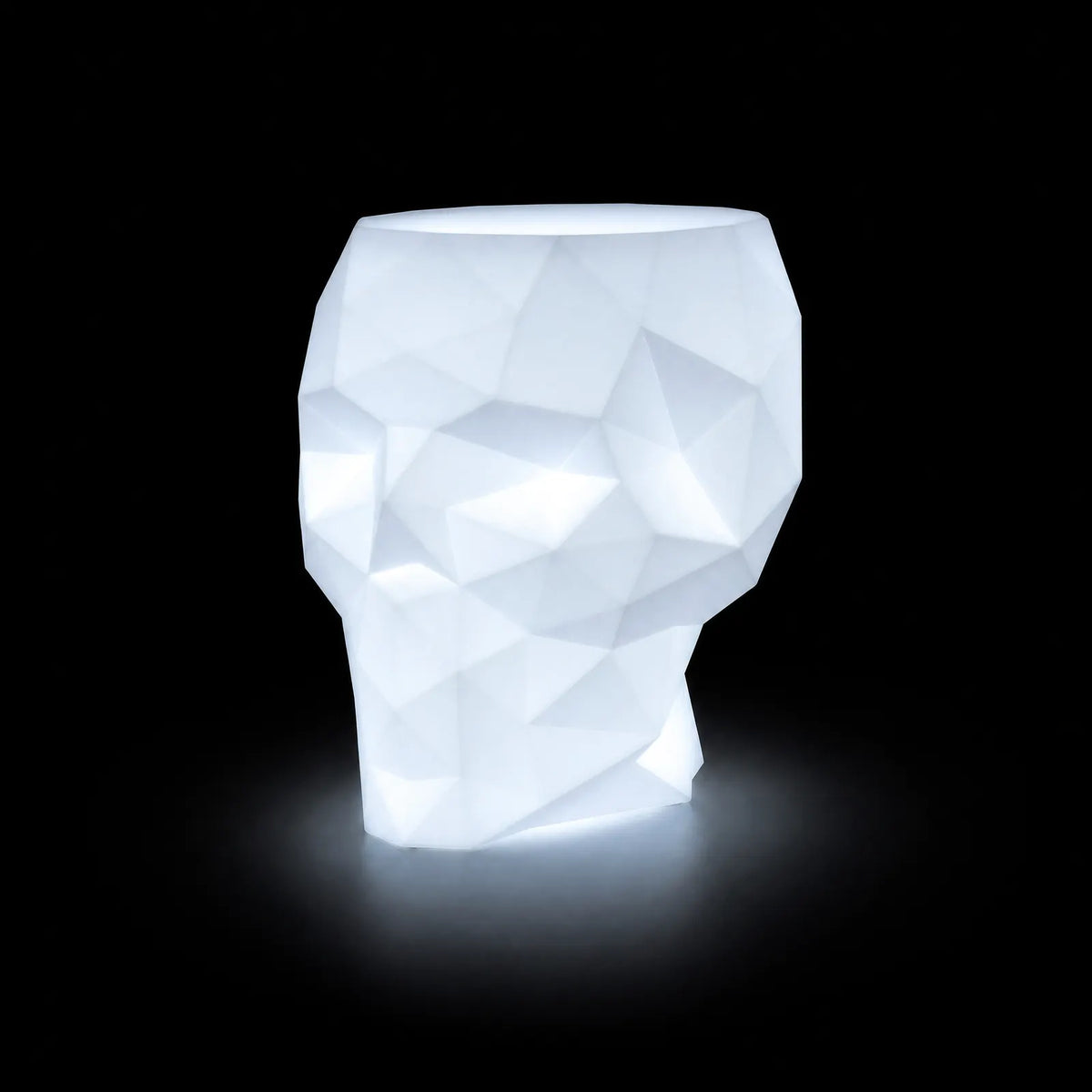 Table - Skull LED Vondom, éclairé de l'intérieur sur fond noir