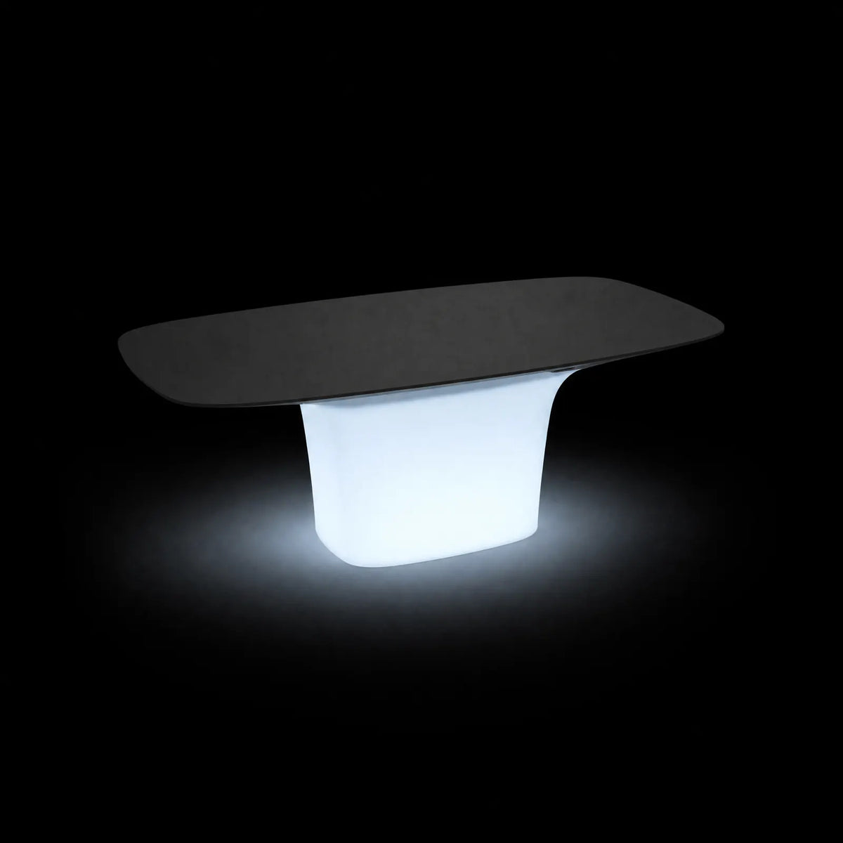 Table Ufo LED Vondom, éclairé de l'intérieur sur fond noir