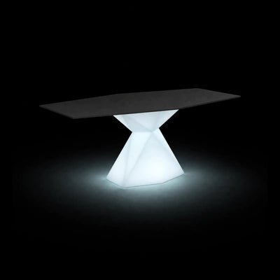 Table Vertex LED Vondom, éclairé de l'intérieur sur fond noir