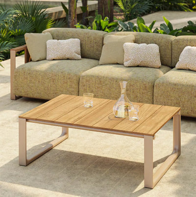 Canapé Tulum camel, coussins beiges et table basse en teck