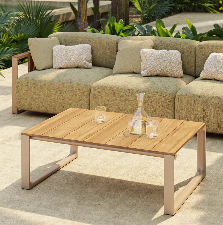 Canapé Tulum camel, coussins beiges et table basse en teck