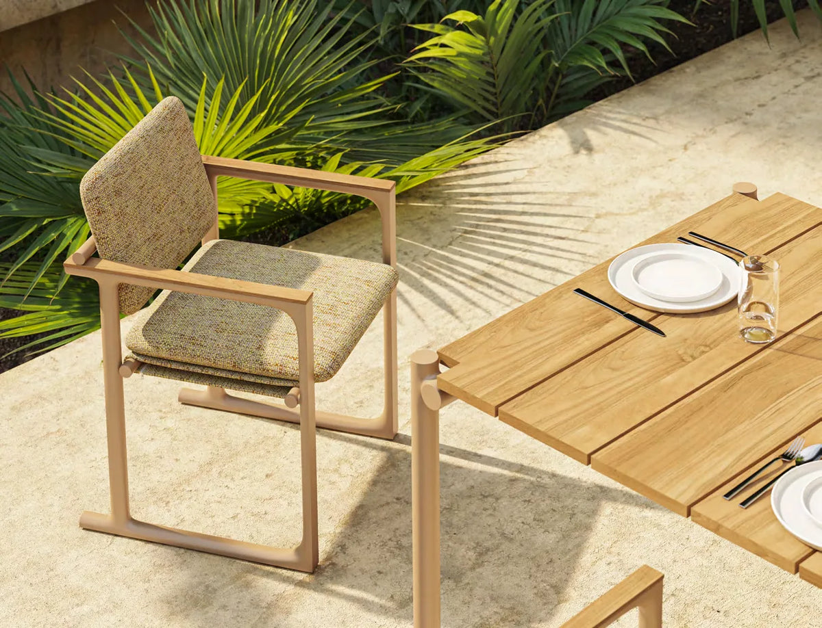 Gros plan sur une chaise Tulum et une table en teck dressée pour le repas