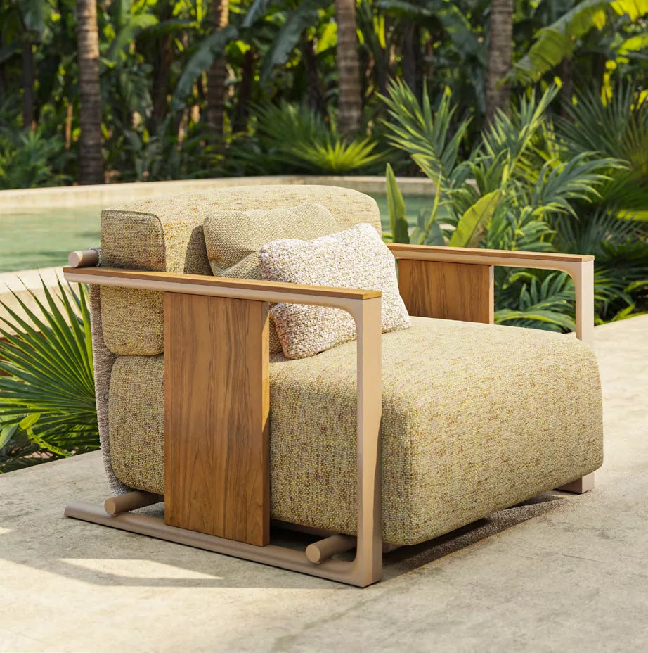 Gros plan sur un fauteuil Tulum camel avec accoudoir en teck et coussins