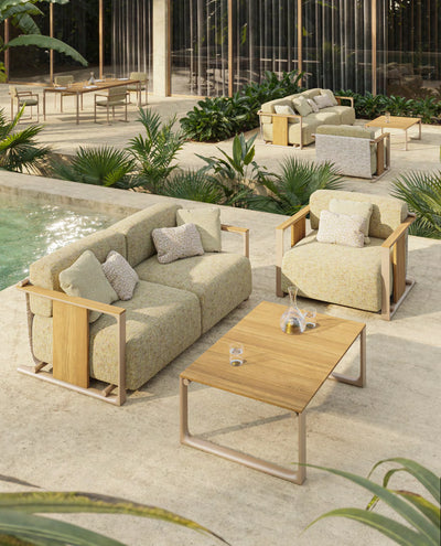 Fauteuil et canapé Tulum camel avec table basse en teck sur une terrasse au bord de l'eau