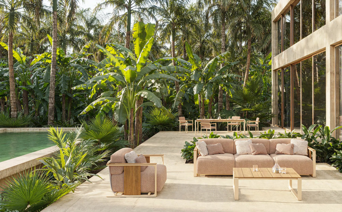 Fauteuil et canapé XL Tulum crème avec table basse en teck au bord d'une piscine